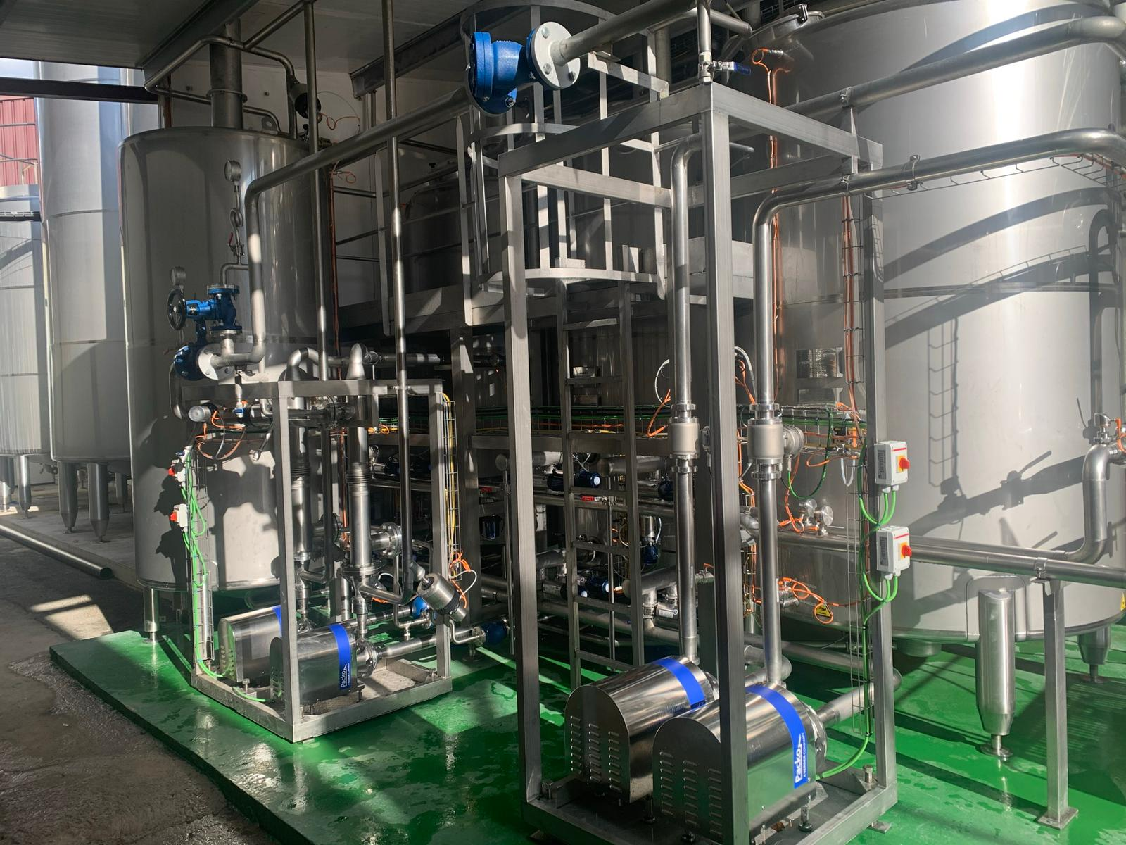 Equipamento e tubagens numa fábrica de leite.